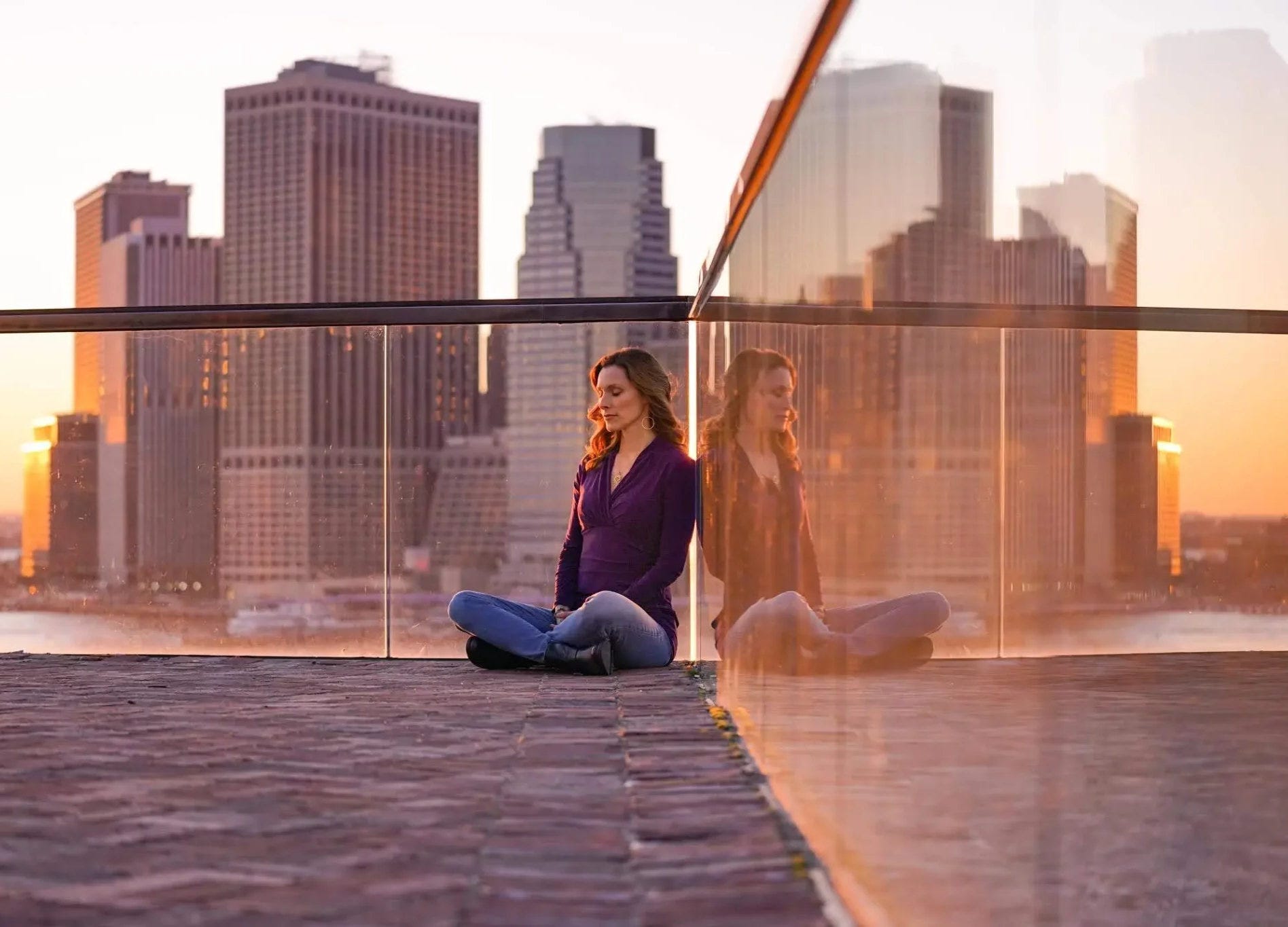 Femme en méditation sur une terrasse